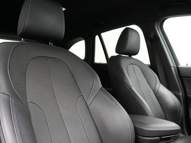 BMW X1 sDrive18i M Sport 141pk | Trekhaak Afn. | Camera | Lederen Sportstoelen Verwarmd | Navigatie | Cruise Control | LED Koplampen | 18"L.M |