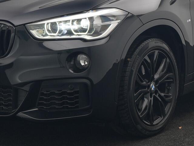 BMW X1 sDrive18i M Sport 141pk | Trekhaak Afn. | Camera | Lederen Sportstoelen Verwarmd | Navigatie | Cruise Control | LED Koplampen | 18"L.M |
