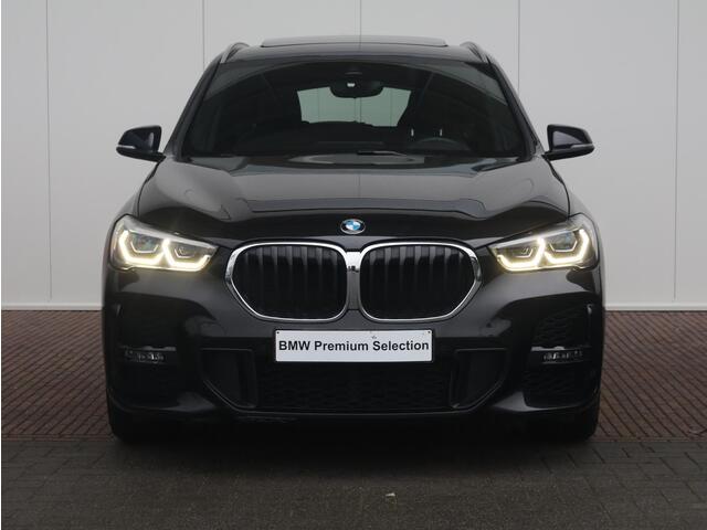 BMW X1 sDrive20i High Executive Edition M Sportpakket / Glazen Panoramadak / Stoelverwarming / Parkeersensoren voor en achter / Head-Up Display / Climate Control / Cruise Control