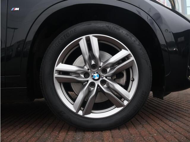 BMW X1 sDrive20i High Executive Edition M Sportpakket / Glazen Panoramadak / Stoelverwarming / Parkeersensoren voor en achter / Head-Up Display / Climate Control / Cruise Control