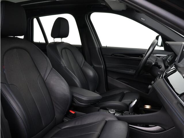 BMW X1 sDrive20i High Executive Edition M Sportpakket / Glazen Panoramadak / Stoelverwarming / Parkeersensoren voor en achter / Head-Up Display / Climate Control / Cruise Control