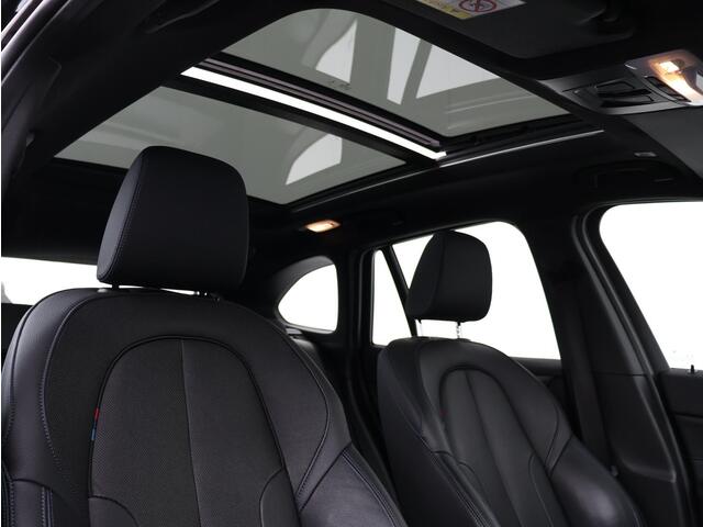 BMW X1 sDrive20i High Executive Edition M Sportpakket / Glazen Panoramadak / Stoelverwarming / Parkeersensoren voor en achter / Head-Up Display / Climate Control / Cruise Control