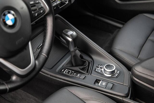 BMW X1 xDrive25e Executive CAMERA / CARPLAY / HEAD UP DISPLAY / LEDER / LED / CRUISE CONTROLE / STOELVERWARMING