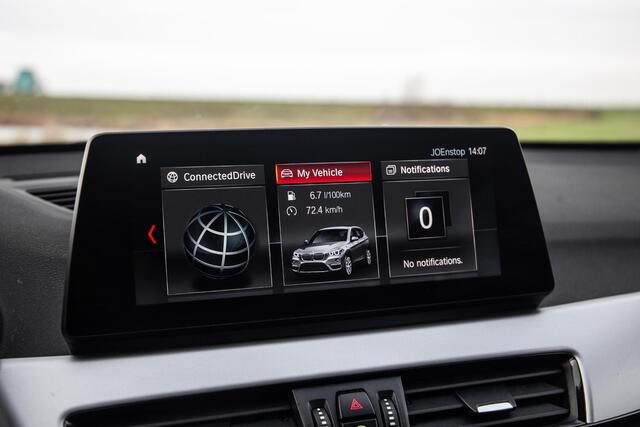 BMW X1 xDrive25e Executive CAMERA / CARPLAY / HEAD UP DISPLAY / LEDER / LED / CRUISE CONTROLE / STOELVERWARMING