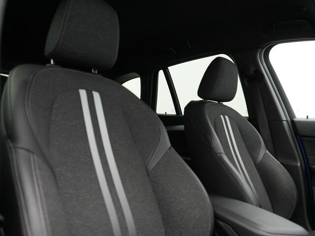 BMW X1 xDrive25e M Sport PHEV 221pk Dealer O.H. | Camera | Sportstoelen & Stuur Verwarmd | Sfeerverlichting | Cruise Control | Navigatie | DAB | 19"L.M | Plug In Hybrid |