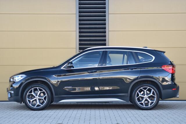 BMW X1 xDrive20i Executive * Trekhaak * Sportstoelen * Achteruitrijcamera * Comforttoegang *