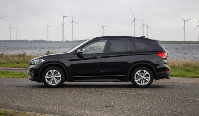 BMW X1 xDrive25e Executive X CAMERA / CARPLAY / HEAD UP DISPLAY / LEDER / LED / CRUISE CONTROLE / STOELVERWARMING