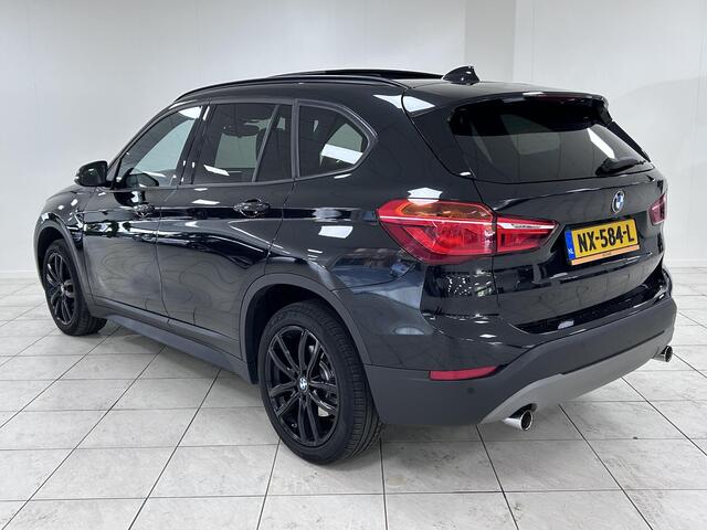 BMW X1 sDrive20i High Executive NAVIGATIE | PANORAMADAK | ACHTERUITRIJCAMERA | LEDEREN BEKLEDING