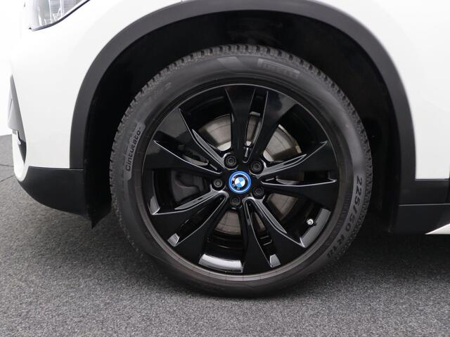 BMW X1 xDrive25e Sportline | Sportstoelen | Park Distance Control Achter | LED-koplampen | Navigatiesysteem | 18''