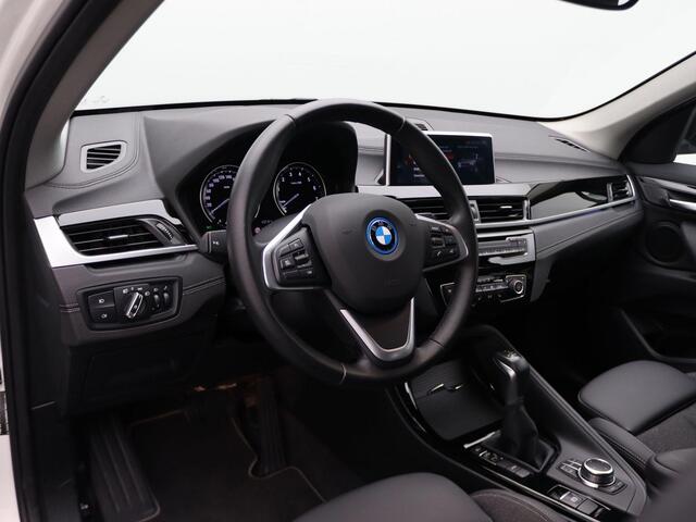 BMW X1 xDrive25e Sportline | Sportstoelen | Park Distance Control Achter | LED-koplampen | Navigatiesysteem | 18''