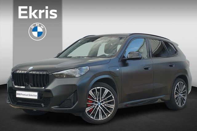 BMW X1 xDrive30e | M Sport Pro | Trekhaak | Schuif-kanteldak | Head-up| Harman Kardon | Driving Assistant Professional | Rondomzicht camera's | Elektrische stoelen met geheugen | 20 Inch