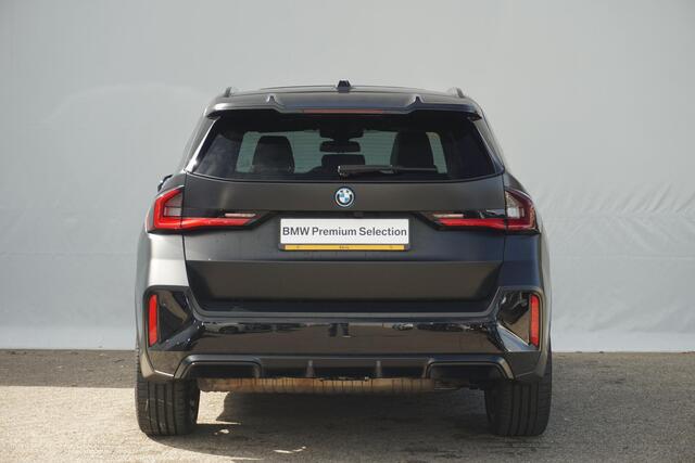 BMW X1 xDrive30e | M Sport Pro | Trekhaak | Schuif-kanteldak | Head-up| Harman Kardon | Driving Assistant Professional | Rondomzicht camera's | Elektrische stoelen met geheugen | 20 Inch