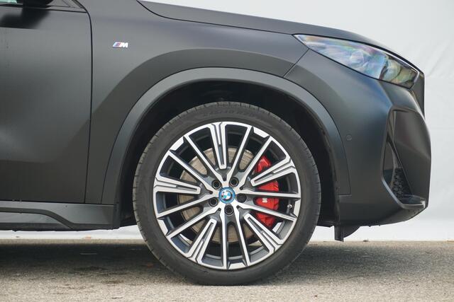 BMW X1 xDrive30e | M Sport Pro | Trekhaak | Schuif-kanteldak | Head-up| Harman Kardon | Driving Assistant Professional | Rondomzicht camera's | Elektrische stoelen met geheugen | 20 Inch