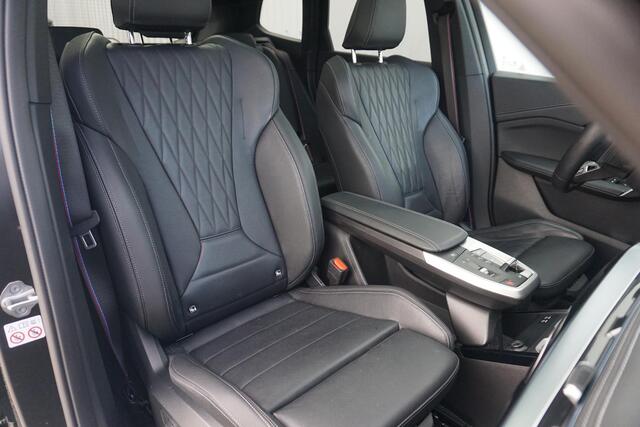 BMW X1 xDrive30e | M Sport Pro | Trekhaak | Schuif-kanteldak | Head-up| Harman Kardon | Driving Assistant Professional | Rondomzicht camera's | Elektrische stoelen met geheugen | 20 Inch