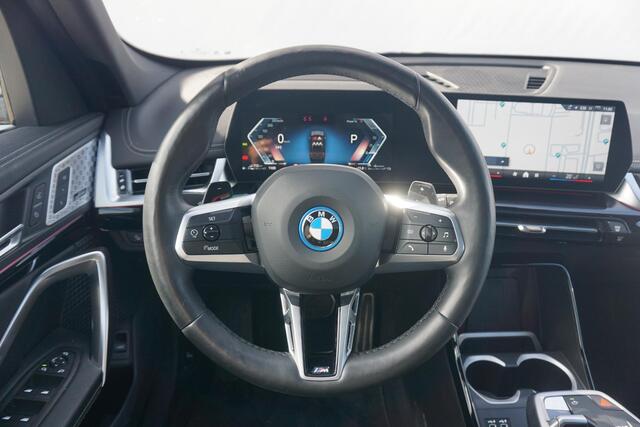 BMW X1 xDrive30e | M Sport Pro | Trekhaak | Schuif-kanteldak | Head-up| Harman Kardon | Driving Assistant Professional | Rondomzicht camera's | Elektrische stoelen met geheugen | 20 Inch