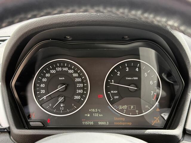 BMW X1 sDrive20i High Executive | NAP | Trekhaak | Cruise adaptief | Stoelverwarming | LED | Achteruitrijcamera | Climate Control | Heads-up display | Elektrisch glazen panorama-dak |