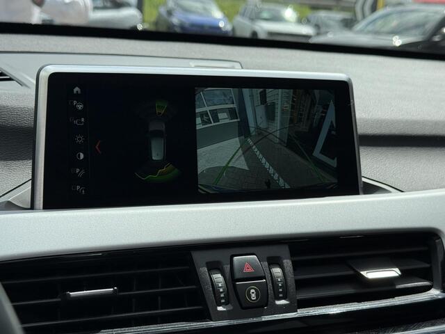 BMW X1 sDrive20i High Executive | NAP | Trekhaak | Cruise adaptief | Stoelverwarming | LED | Achteruitrijcamera | Climate Control | Heads-up display | Elektrisch glazen panorama-dak |