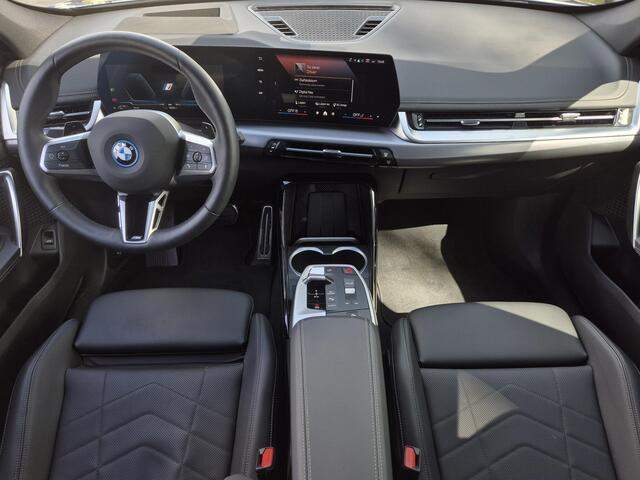 BMW X1 xDrive30e 326 PK M-SPORT / Fabrieksgarantie tot 03-2028 / Glazen schuif- en kanteldak / Head Up Display / Elektrisch trekhaak / Trekgewicht 1800 kg / Harman Kardon Audio Systeem / Elektrische achterklep / Rondomzicht camera / Stuur- & Stoel verwarming / A