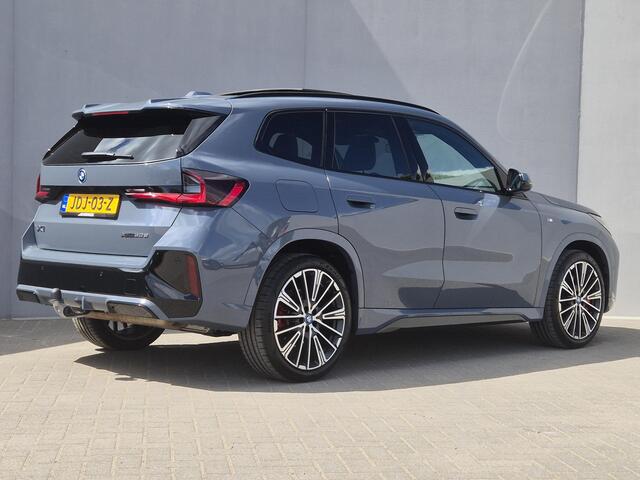 BMW X1 xDrive30e 326 PK M-SPORT / Fabrieksgarantie tot 03-2028 / Glazen schuif- en kanteldak / Head Up Display / Elektrisch trekhaak / Trekgewicht 1800 kg / Harman Kardon Audio Systeem / Elektrische achterklep / Rondomzicht camera / Stuur- & Stoel verwarming / A