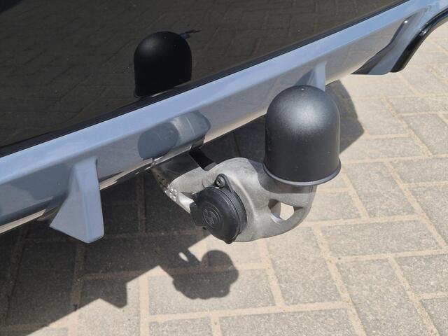 BMW X1 xDrive30e 326 PK M-SPORT / Fabrieksgarantie tot 03-2028 / Glazen schuif- en kanteldak / Head Up Display / Elektrisch trekhaak / Trekgewicht 1800 kg / Harman Kardon Audio Systeem / Elektrische achterklep / Rondomzicht camera / Stuur- & Stoel verwarming / A