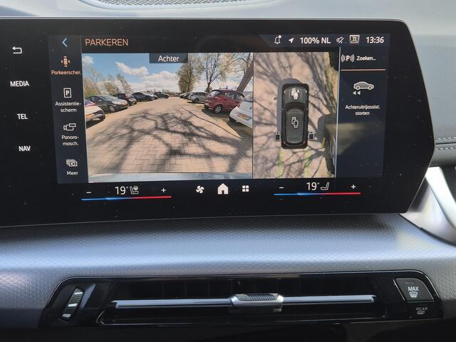 BMW X1 xDrive30e 326 PK M-SPORT / Fabrieksgarantie tot 03-2028 / Glazen schuif- en kanteldak / Head Up Display / Elektrisch trekhaak / Trekgewicht 1800 kg / Harman Kardon Audio Systeem / Elektrische achterklep / Rondomzicht camera / Stuur- & Stoel verwarming / A