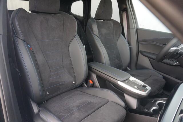 BMW X1 xDrive25e | M Sportpakket Pro | Trekhaak | Schuif-kanteldak | Head-up | Harman Kardon | Rondomzicht Camera | Elekrische Stoelen + Geheugen | Cruise control adaptief met Stop&Go en stuurhulp