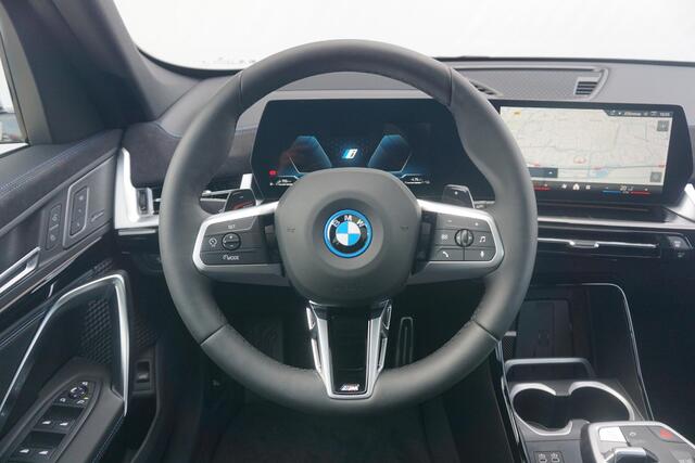 BMW X1 xDrive25e | M Sportpakket Pro | Trekhaak | Schuif-kanteldak | Head-up | Harman Kardon | Rondomzicht Camera | Elekrische Stoelen + Geheugen | Cruise control adaptief met Stop&Go en stuurhulp
