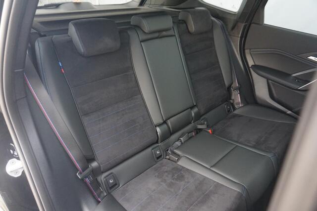 BMW X1 xDrive25e | M Sportpakket Pro | Trekhaak | Schuif-kanteldak | Head-up | Harman Kardon | Rondomzicht Camera | Elekrische Stoelen + Geheugen | Cruise control adaptief met Stop&Go en stuurhulp