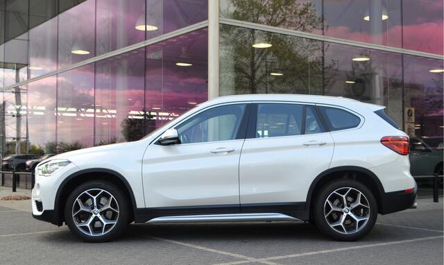 BMW X1 sDrive20i xLine Automaat / Comfort Access / Stoelverwarming / Cruise Control / LED / Stuurverwarming