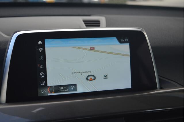 BMW X1 sDrive20i xLine Automaat / Comfort Access / Stoelverwarming / Cruise Control / LED / Stuurverwarming