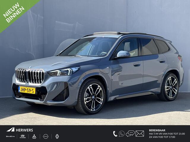 BMW X1 xDrive30e 326 PK M-SPORT / Fabrieksgarantie tot 05-2028 / Glazen schuif- en kanteldak / Head Up Display / Elektrisch trekhaak / Trekgewicht 1800 kg / Elektrische achterklep / Rondomzicht camera / Stuur- & Stoel verwarming / Adaptief cruise control /