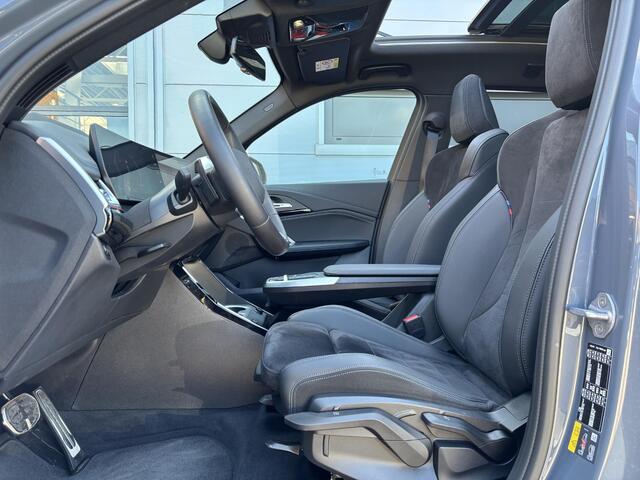 BMW X1 xDrive30e 326 PK M-SPORT / Fabrieksgarantie tot 05-2028 / Glazen schuif- en kanteldak / Head Up Display / Elektrisch trekhaak / Trekgewicht 1800 kg / Elektrische achterklep / Rondomzicht camera / Stuur- & Stoel verwarming / Adaptief cruise control /