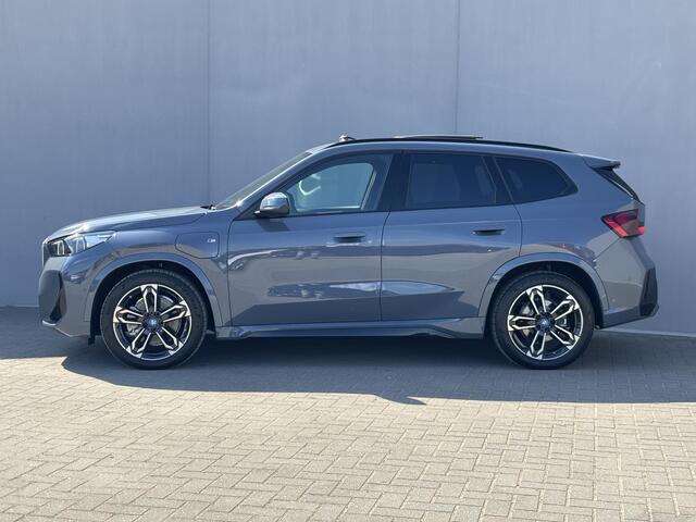BMW X1 xDrive30e 326 PK M-SPORT / Fabrieksgarantie tot 05-2028 / Glazen schuif- en kanteldak / Head Up Display / Elektrisch trekhaak / Trekgewicht 1800 kg / Elektrische achterklep / Rondomzicht camera / Stuur- & Stoel verwarming / Adaptief cruise control /