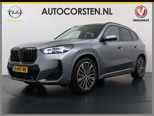 BMW X1 xDrive30e AUT-7 327pk 4WD Leer Pano-Dak/Hef-Dak Sport-Stoel+Elektr.+Geheugen+Verwarmd M-Sport-Pro +M-Exterieur+M-Interieur+M-Remmen Elektr.Wegklapbare-Trekhaak Harman-Kardon Adaptive-LED Live-Cockpit-Pro Driving assist plus Head-up displayShadow Luxury Li