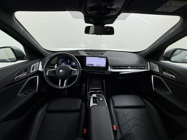 BMW X1 xDrive30e AUT-7 327pk 4WD Leer Pano-Dak/Hef-Dak Sport-Stoel+Elektr.+Geheugen+Verwarmd M-Sport-Pro +M-Exterieur+M-Interieur+M-Remmen Elektr.Wegklapbare-Trekhaak Harman-Kardon Adaptive-LED Live-Cockpit-Pro Driving assist plus Head-up displayShadow Luxury Li