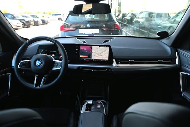 BMW X1 xDrive25e M Sport Automaat / Sportstoelen / M Adaptief onderstel / Comfort Access / Achteruitrijcamera / Adaptieve LED / Stoelverwarming