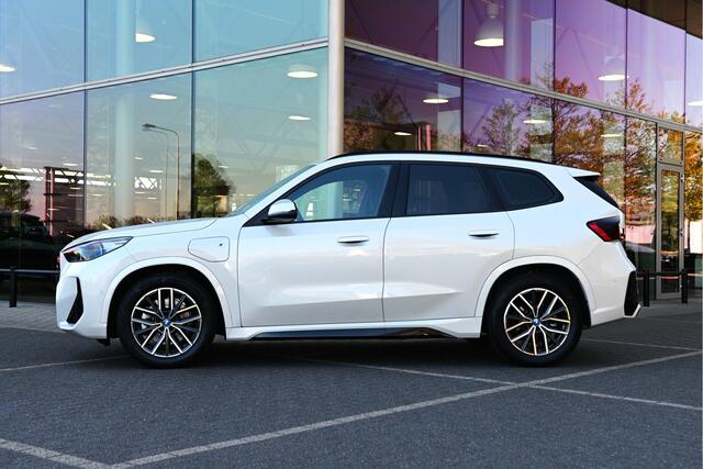 BMW X1 xDrive25e M Sport Automaat / Sportstoelen / M Adaptief onderstel / Comfort Access / Achteruitrijcamera / Adaptieve LED / Stoelverwarming