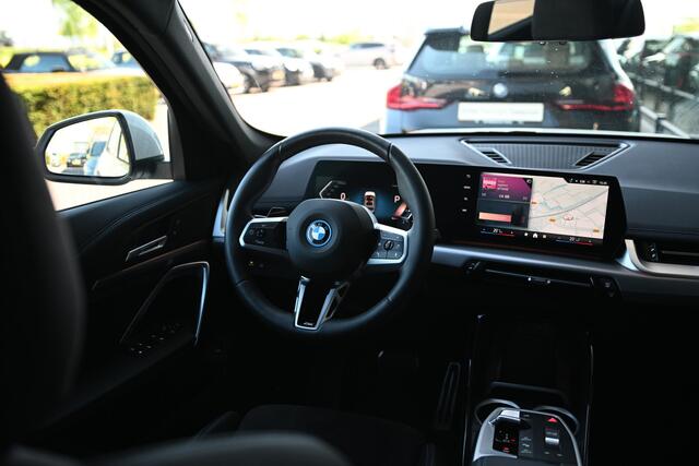 BMW X1 xDrive25e M Sport Automaat / Sportstoelen / M Adaptief onderstel / Comfort Access / Achteruitrijcamera / Adaptieve LED / Stoelverwarming