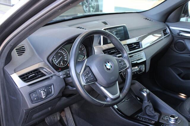 BMW X1 xDrive20i xLine Automaat / Trekhaak / Panoramadak / Comfort Access / Achteruitrijcamera / Stoelverwarming / Active Cruise Control