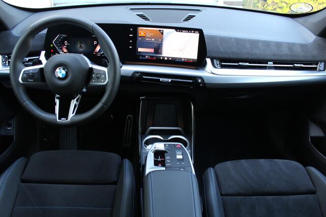 BMW X1 sDrive18i | Panorama dak | Elektrisch wegklapbare trekhaak | Stoelverwarming | Achteruitrijcamera | Elektrische kofferbakklep | Keyless entry/start | Half leder/alcantara | Draadloze telefoonlader | Apple CarPlay/Android Auto | Navigatie | Climate control