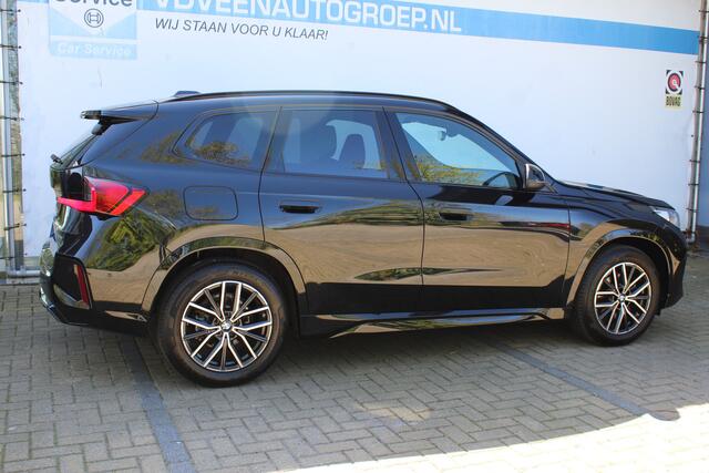 BMW X1 sDrive18i | Panorama dak | Elektrisch wegklapbare trekhaak | Stoelverwarming | Achteruitrijcamera | Elektrische kofferbakklep | Keyless entry/start | Half leder/alcantara | Draadloze telefoonlader | Apple CarPlay/Android Auto | Navigatie | Climate control