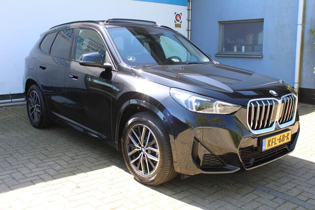 BMW X1 sDrive18i | Panorama dak | Elektrisch wegklapbare trekhaak | Stoelverwarming | Achteruitrijcamera | Elektrische kofferbakklep | Keyless entry/start | Half leder/alcantara | Draadloze telefoonlader | Apple CarPlay/Android Auto | Navigatie | Climate control