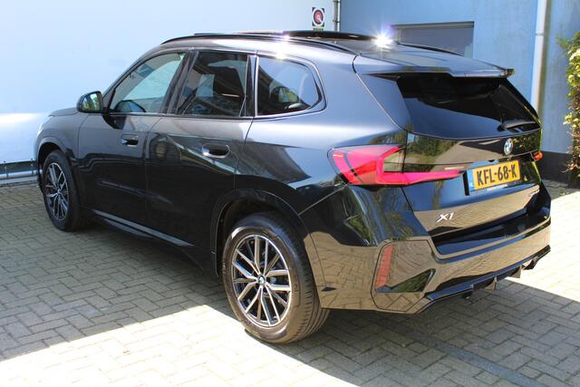 BMW X1 sDrive18i | Panorama dak | Elektrisch wegklapbare trekhaak | Stoelverwarming | Achteruitrijcamera | Elektrische kofferbakklep | Keyless entry/start | Half leder/alcantara | Draadloze telefoonlader | Apple CarPlay/Android Auto | Navigatie | Climate control
