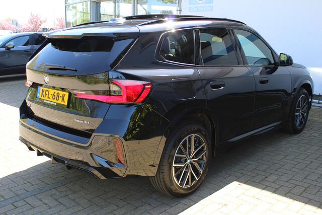 BMW X1 sDrive18i | Panorama dak | Elektrisch wegklapbare trekhaak | Stoelverwarming | Achteruitrijcamera | Elektrische kofferbakklep | Keyless entry/start | Half leder/alcantara | Draadloze telefoonlader | Apple CarPlay/Android Auto | Navigatie | Climate control