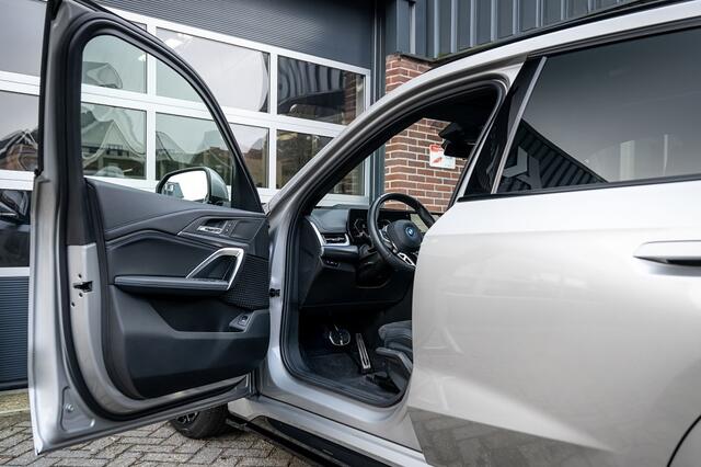 BMW X1 25e xDrive M Sport | Panorama | Maxton | Shadow | ACC | Camera | Adap. led | Trekhaak | Stoelverwarming | 20 inch |