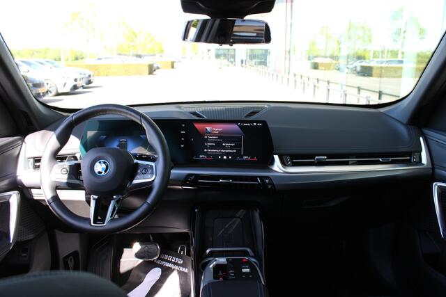 BMW X1 xDrive25e M Sport Automaat / Sportstoelen / Comfort Access / Achteruitrijcamera / Adaptieve LED / M Adaptief onderstel