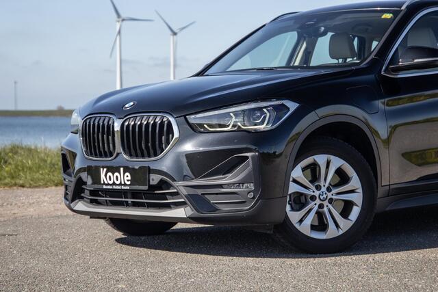 BMW X1 xDrive25e Executive BEIGE LEER / CAMERA / CARPLAY / HEAD UP DISPLAY / LED / CRUISE CONTROLE / STOELVERWARMING