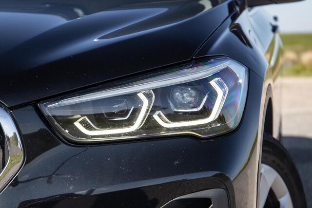 BMW X1 xDrive25e Executive BEIGE LEER / CAMERA / CARPLAY / HEAD UP DISPLAY / LED / CRUISE CONTROLE / STOELVERWARMING