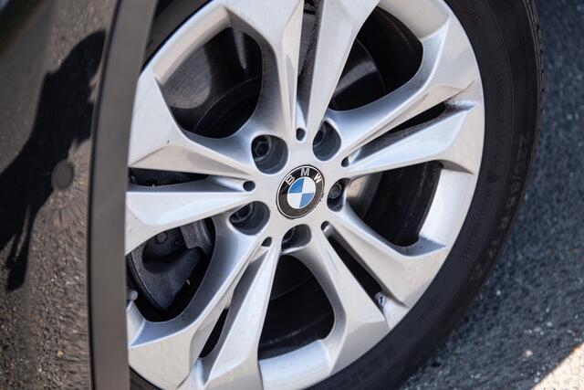 BMW X1 xDrive25e Executive BEIGE LEER / CAMERA / CARPLAY / HEAD UP DISPLAY / LED / CRUISE CONTROLE / STOELVERWARMING