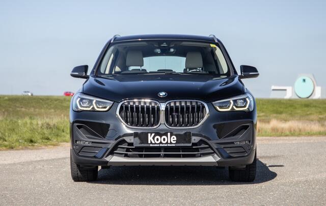 BMW X1 xDrive25e Executive BEIGE LEER / CAMERA / CARPLAY / HEAD UP DISPLAY / LED / CRUISE CONTROLE / STOELVERWARMING
